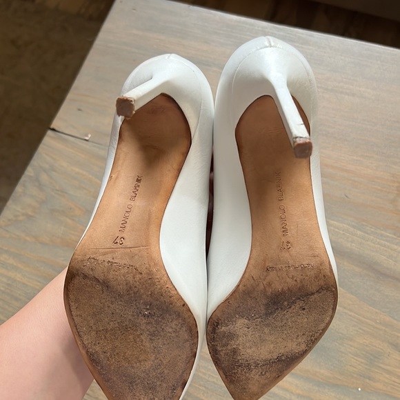 White Manolo leather heels. No dust bag or box. Good condition, minor scuffing. - Picture 4 of 6